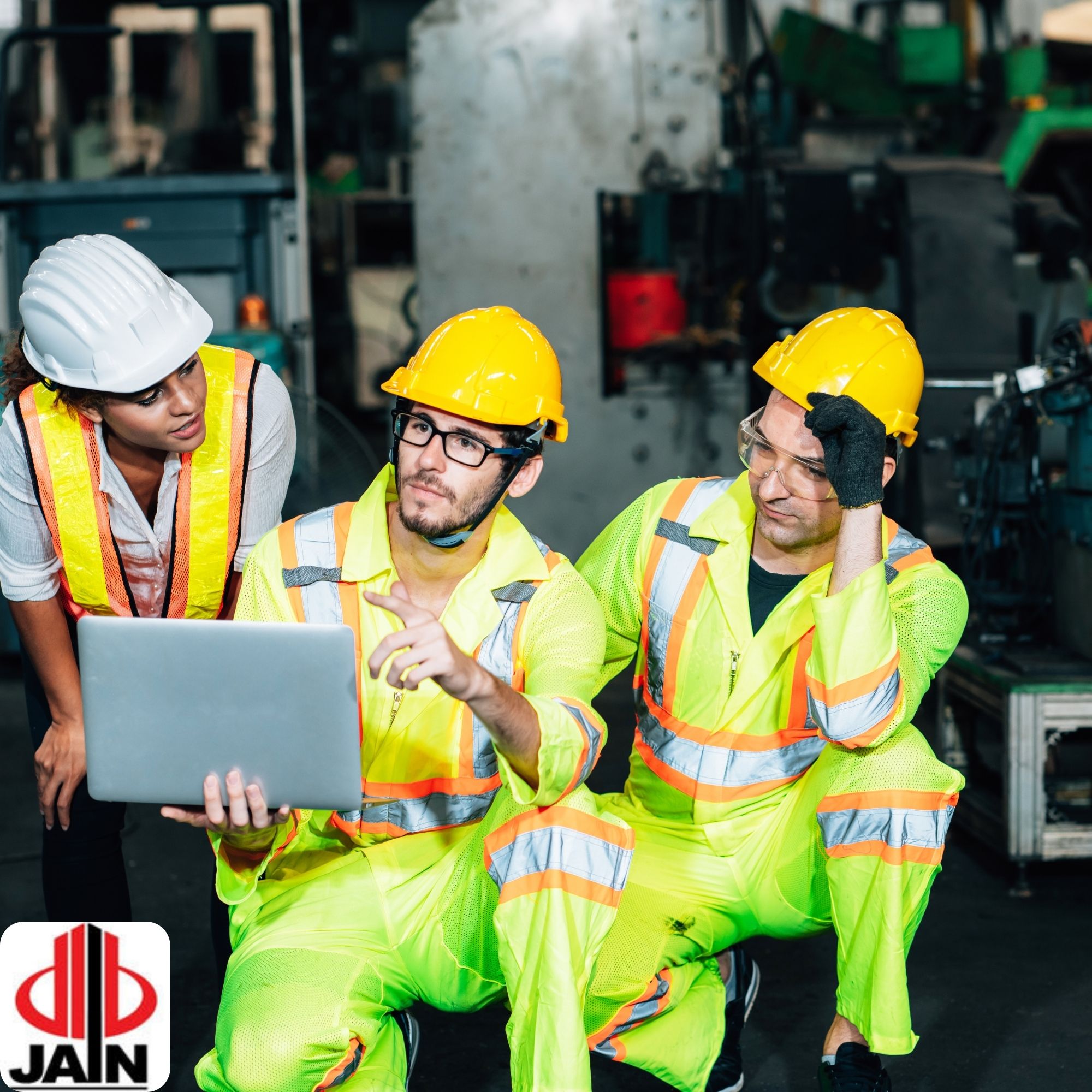 EPP (cascos, guantes, gafas) listos para despacho.